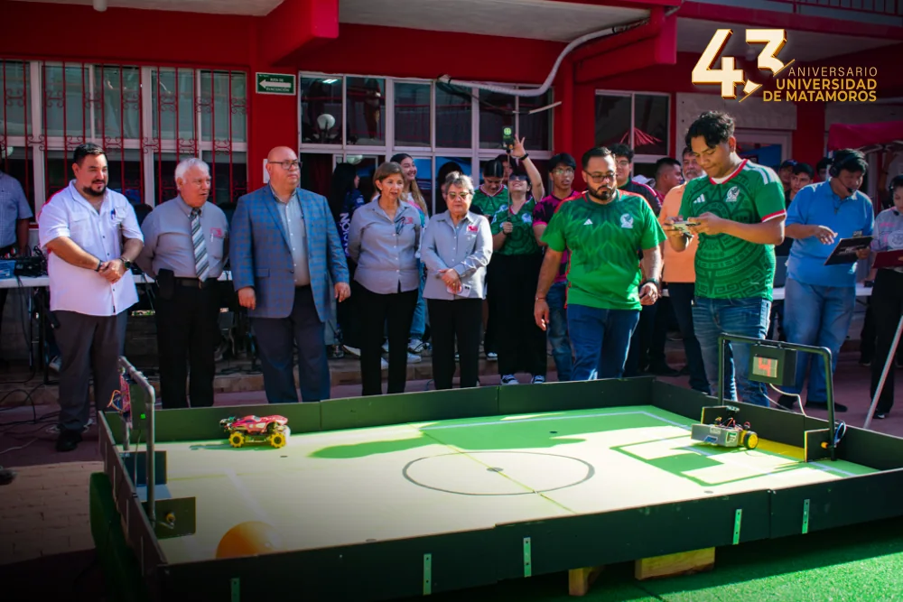 Robots compiten en la cancha de la Copa de Fútbol UDM 2026 ante estudiantes y participantes.