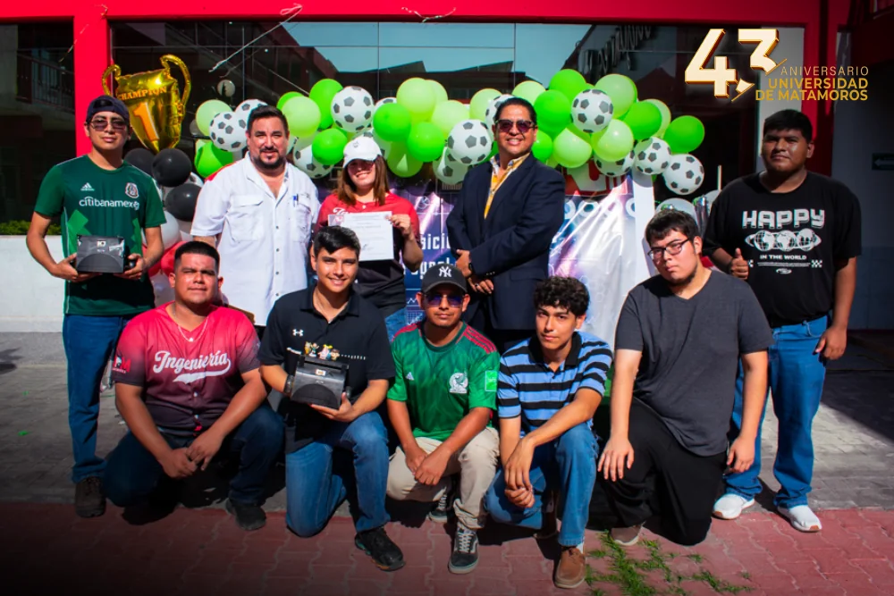 Equipos participantes posan durante la entrega de reconocimientos de la Copa de Fútbol UDM 2026.