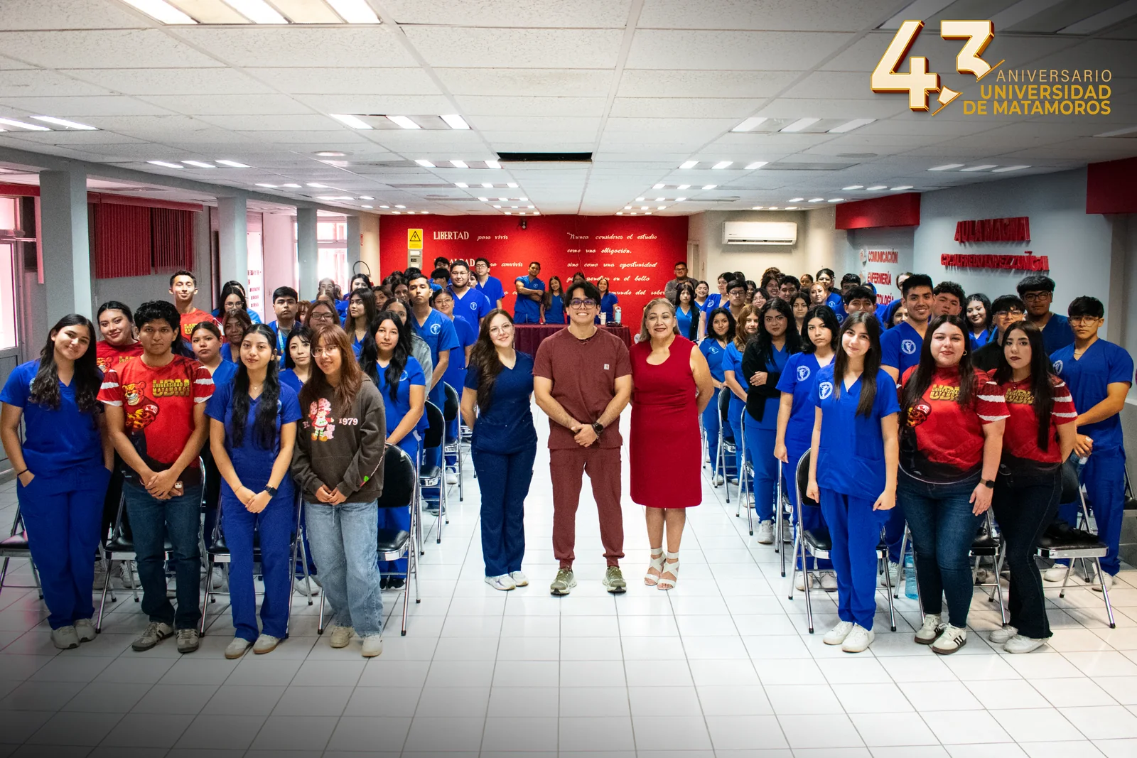 Estudiantes de Odontología posan junto al ponente de la conferencia sobre enfermedad periodontal.
