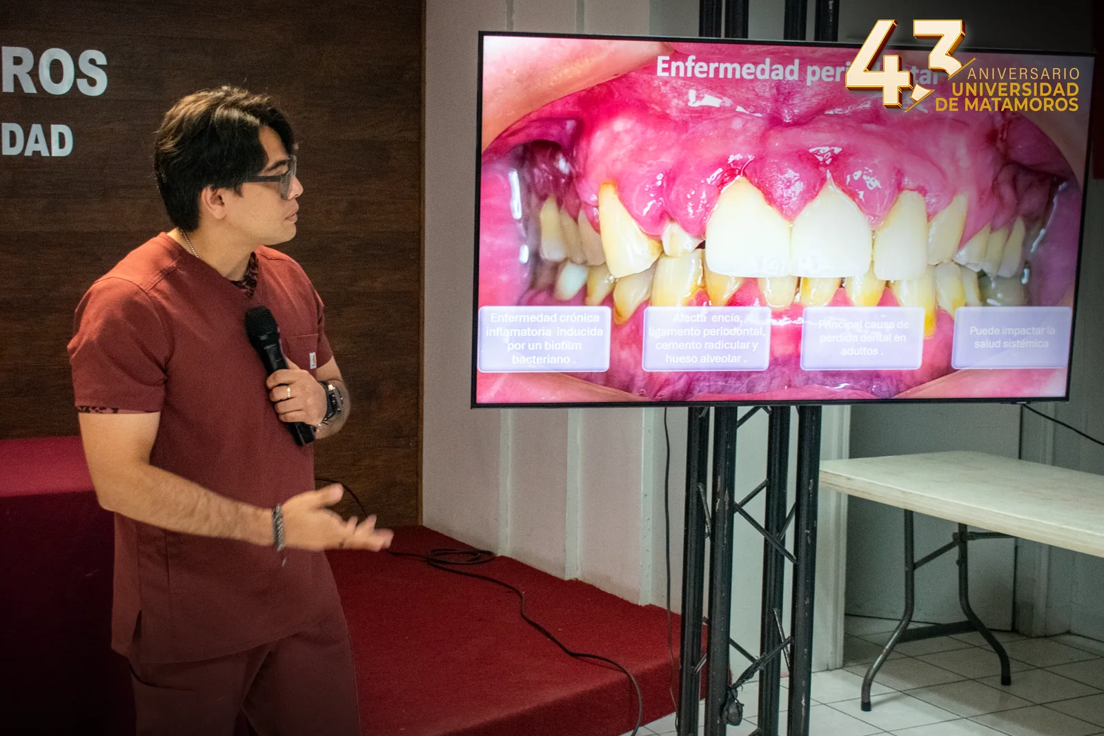 El Dr. Valente Reyes Ortiz explica aspectos clínicos de la enfermedad periodontal.