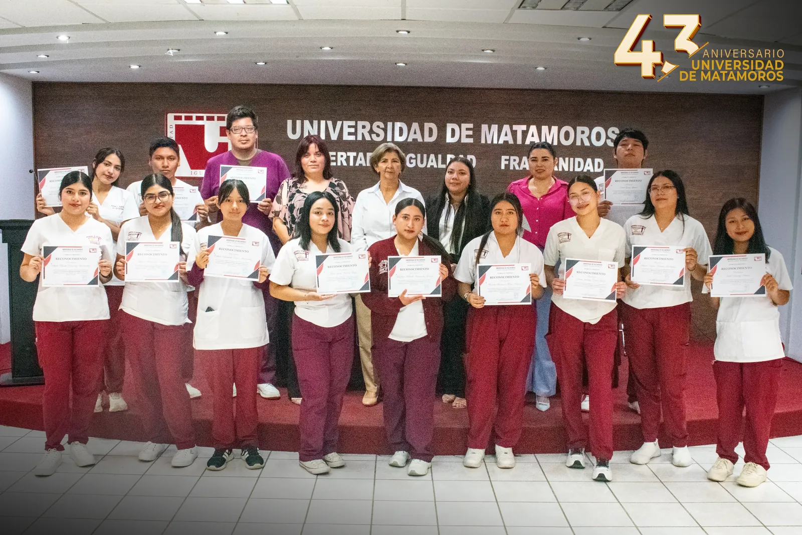 Estudiantes de Enfermería muestran las constancias recibidas por sus prácticas clínicas quirúrgicas.