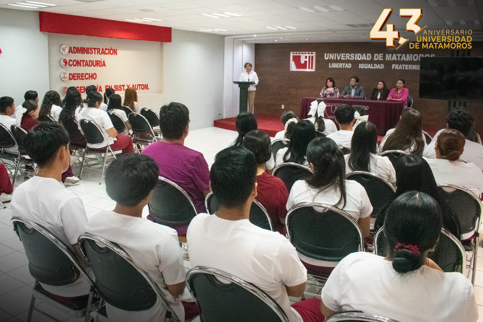 Estudiantes de Enfermería asisten a la ceremonia de entrega de constancias en la UDM.