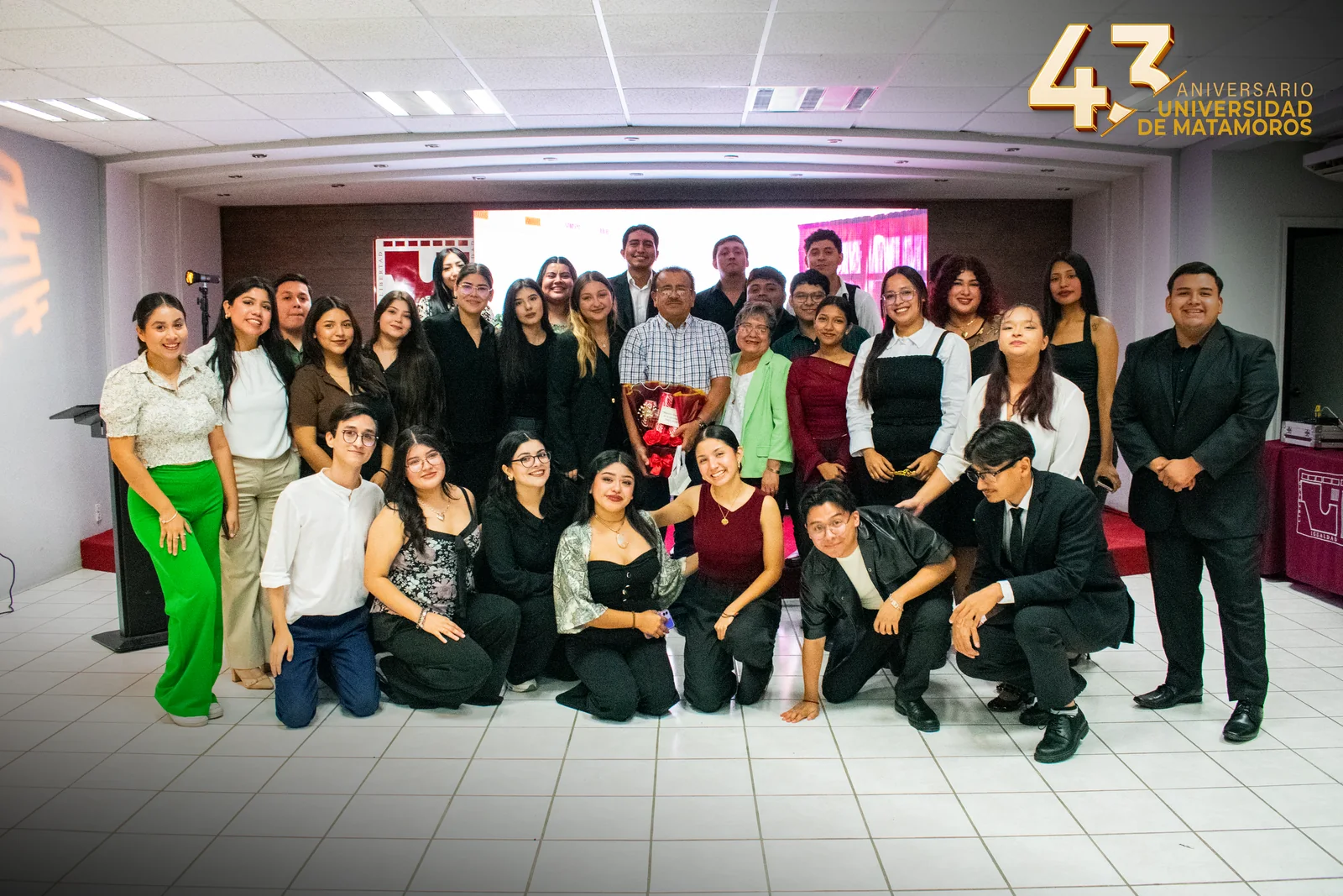Participantes de los Premios Lumière 2026 posan durante el evento de la Facultad de Ciencias de la Comunicación.
