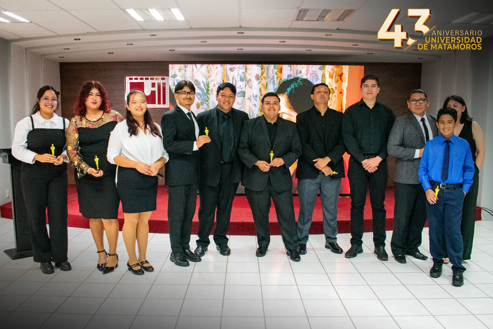 Participantes de los Premios Lumière 2026 muestran las estatuillas entregadas durante el evento.