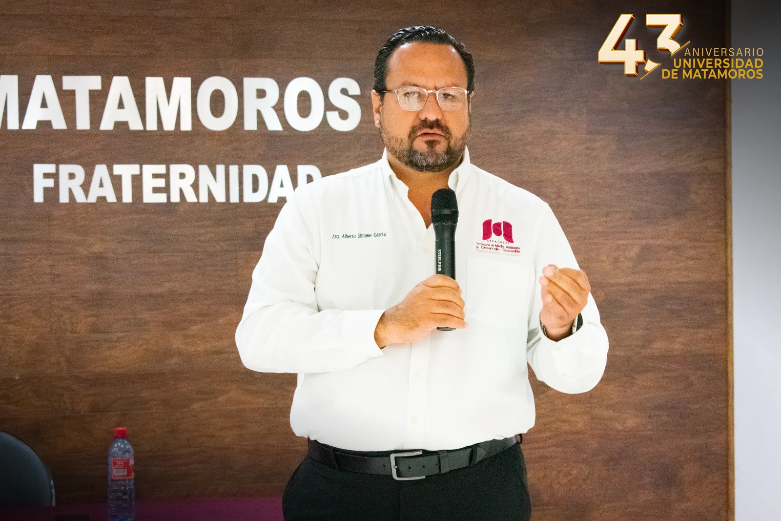 Alberto Simone García expone ante estudiantes de la Facultad de Derecho de la UDM.
