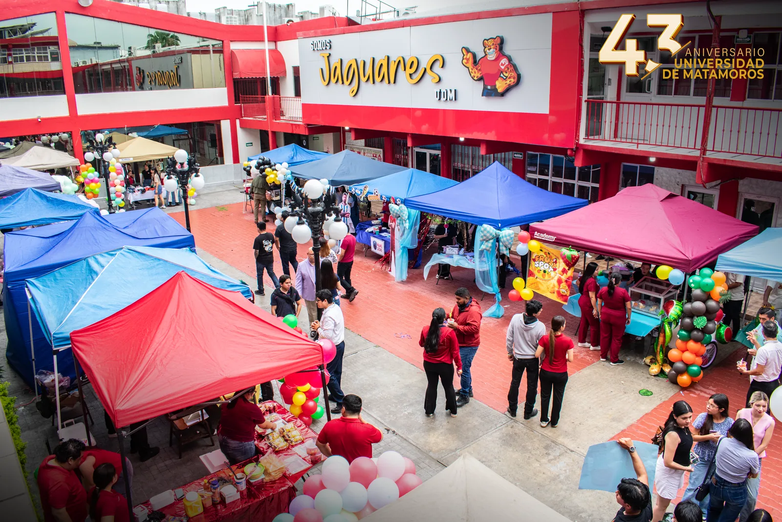 Vista general de los módulos instalados para el Tianguis EmprendedorE$ 2026 en la UDM.