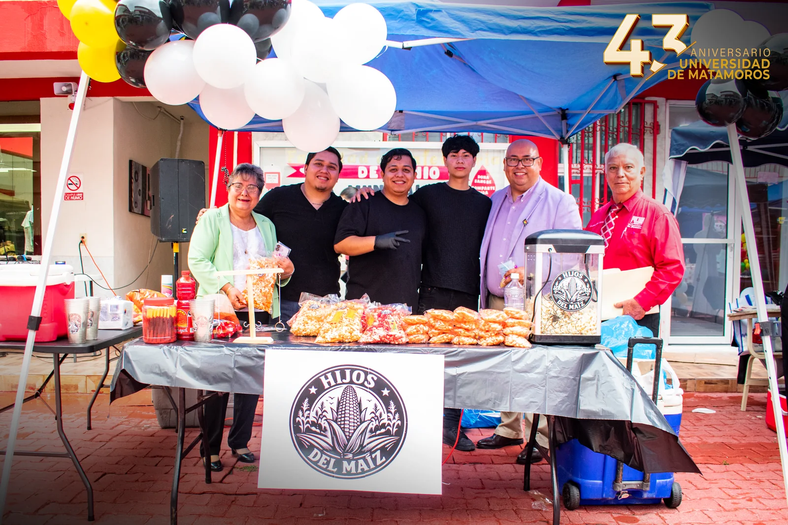 Equipo de estudiantes presenta uno de los emprendimientos desarrollados para el tianguis universitario.