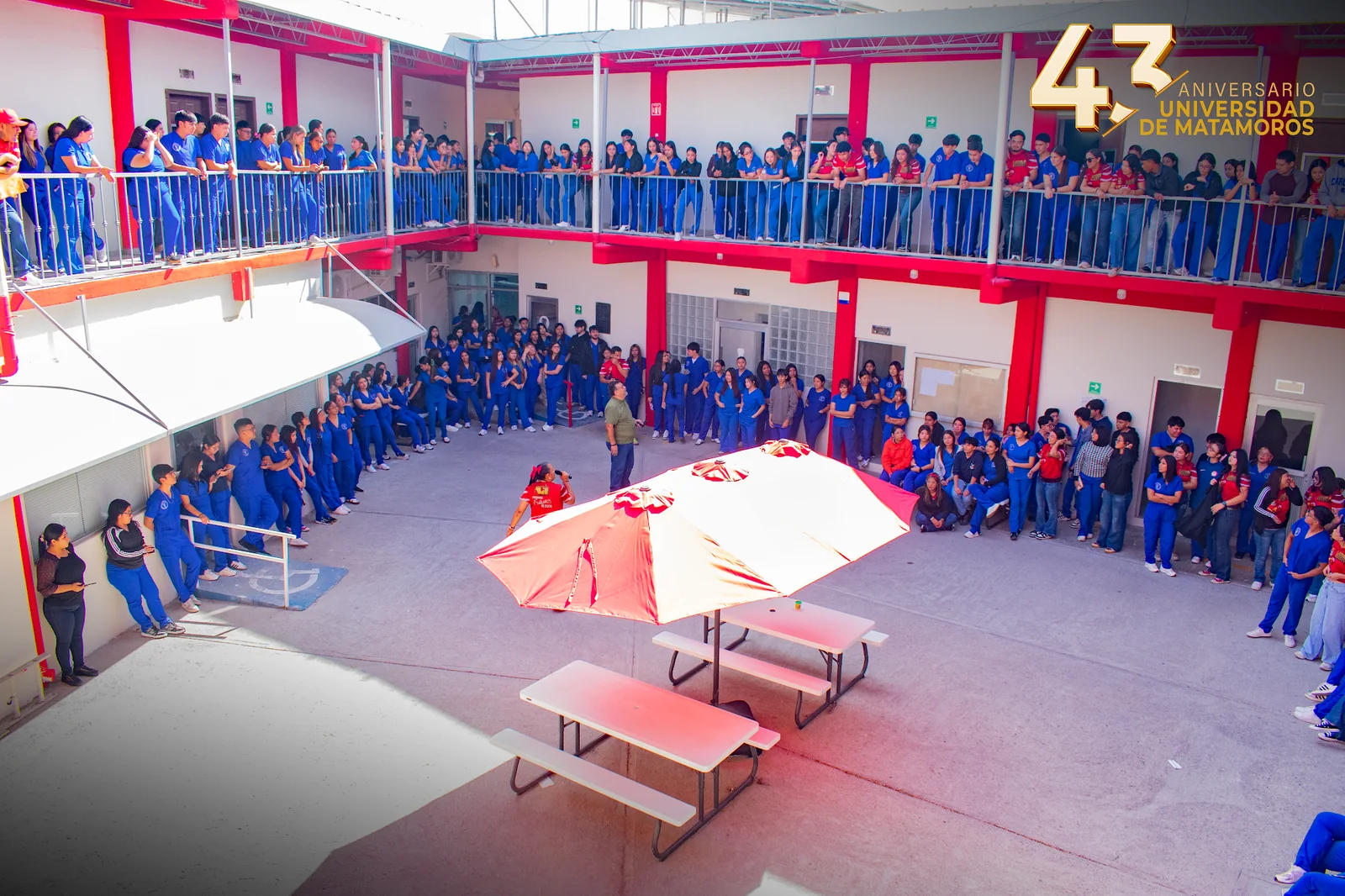 Nuevos estudiantes de Odontología participan en una jornada de bienvenida en el patio de la UDM.