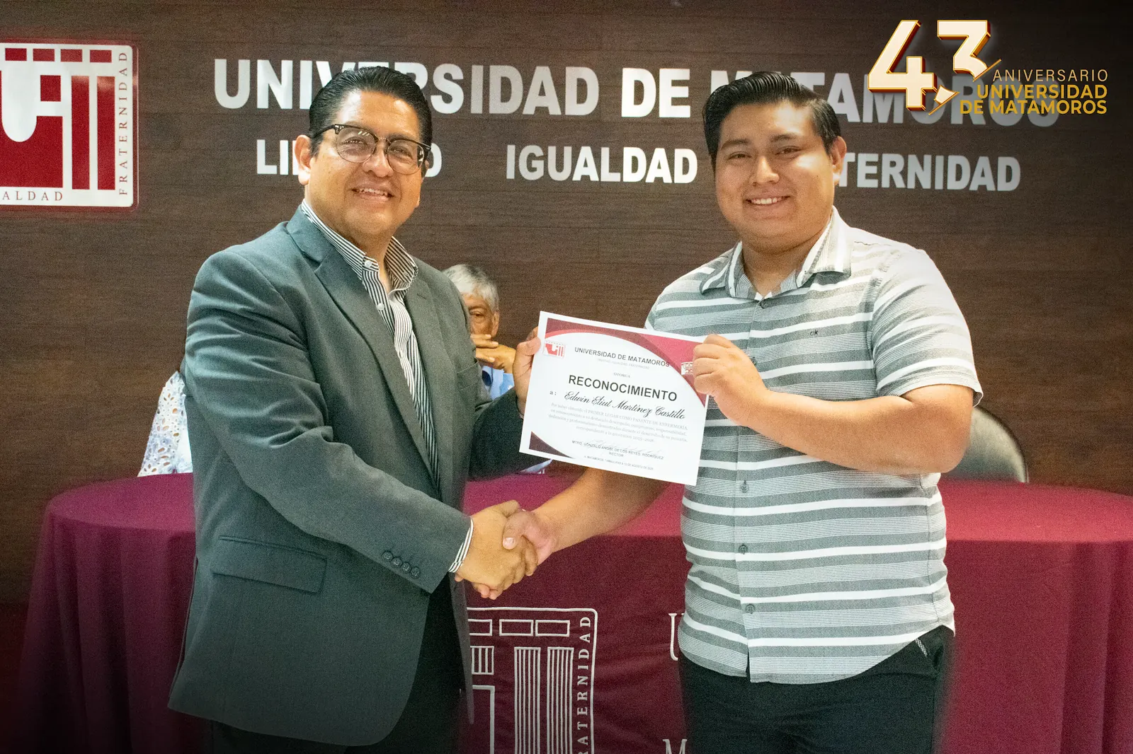 Representantes de la UDM entregan un reconocimiento durante el encuentro de la Facultad de Enfermería.