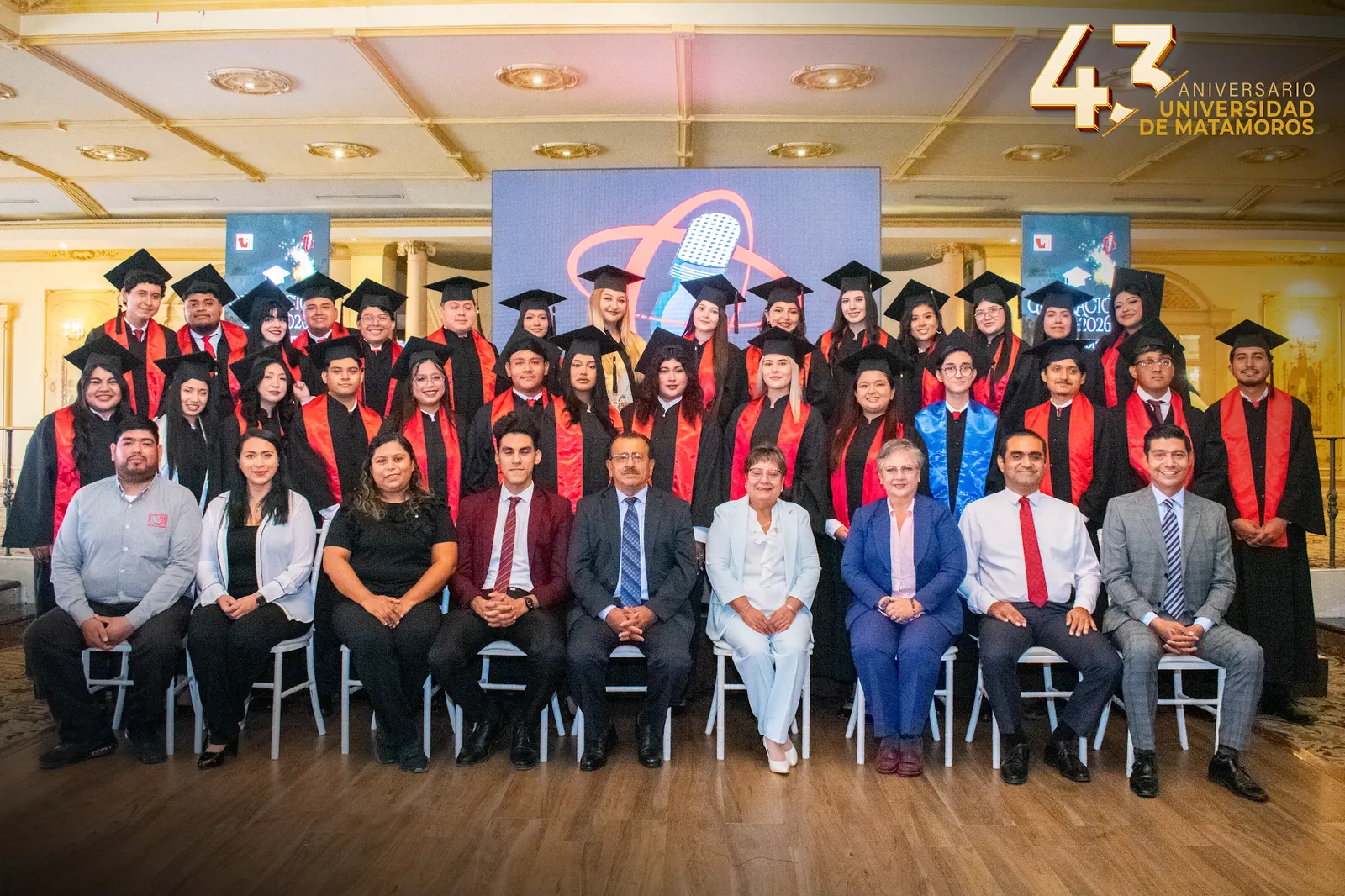 Graduados de Ciencias de la Comunicación de la Generación 2022–2026 posan con autoridades de la UDM.