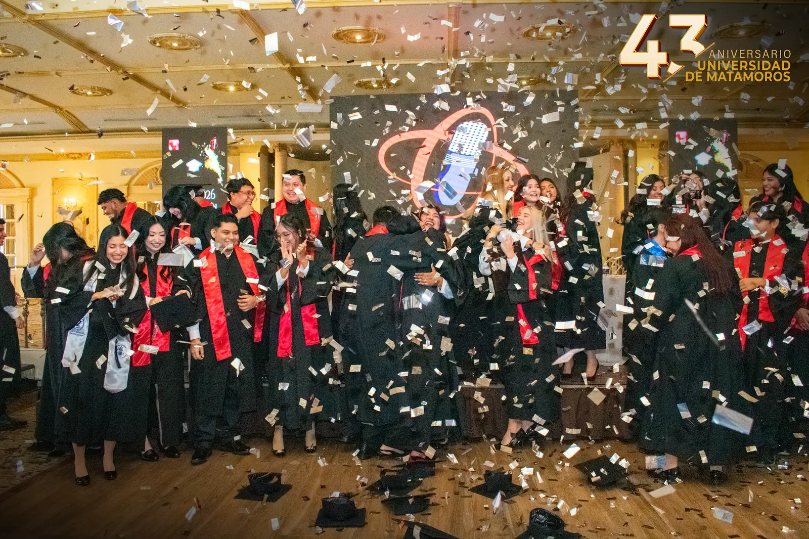 Egresados de Comunicación celebran el cierre de su graduación entre confeti.