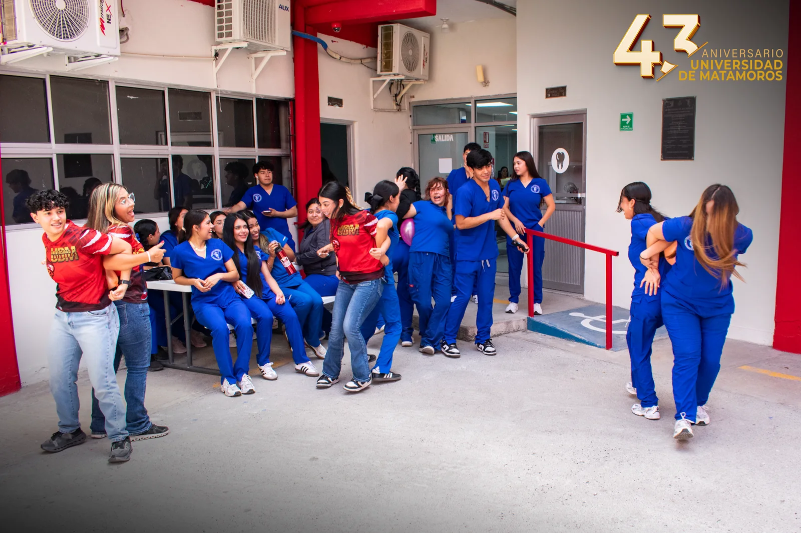 Estudiantes de Odontología participan en una actividad de integración en el patio de la UDM.
