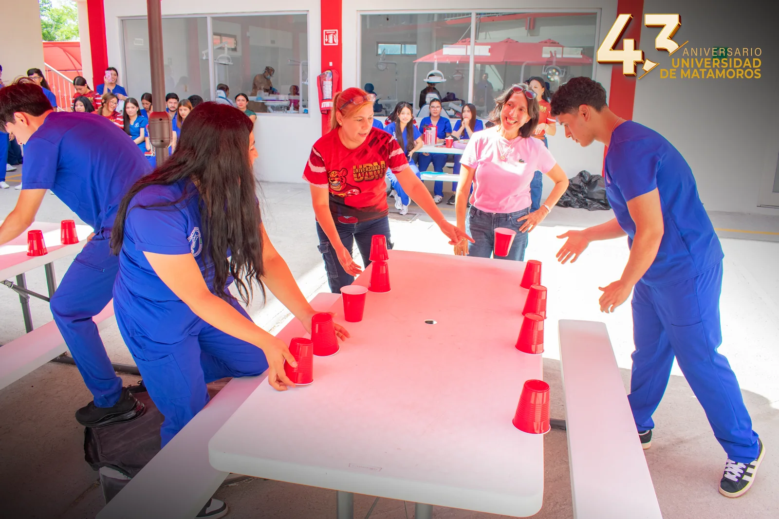 Estudiantes colaboran en un juego por equipos durante la jornada de integración de Odontología.