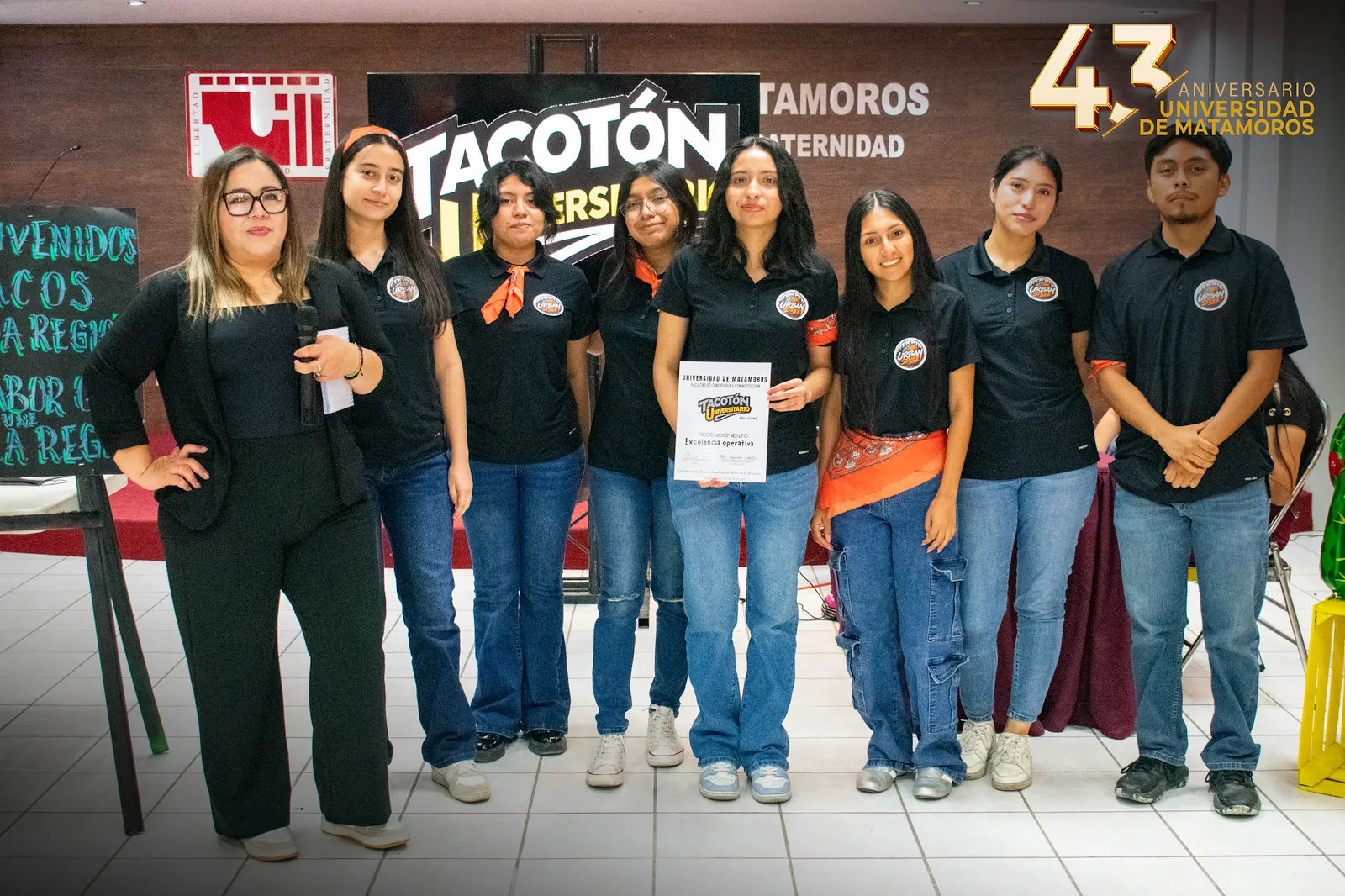 Estudiantes muestran reconocimientos obtenidos durante la cuarta edición del Tacotón 2026.
