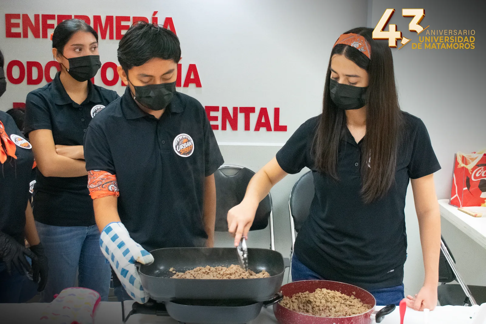 Alumnos preparan alimentos durante las actividades prácticas del Tacotón 2026.