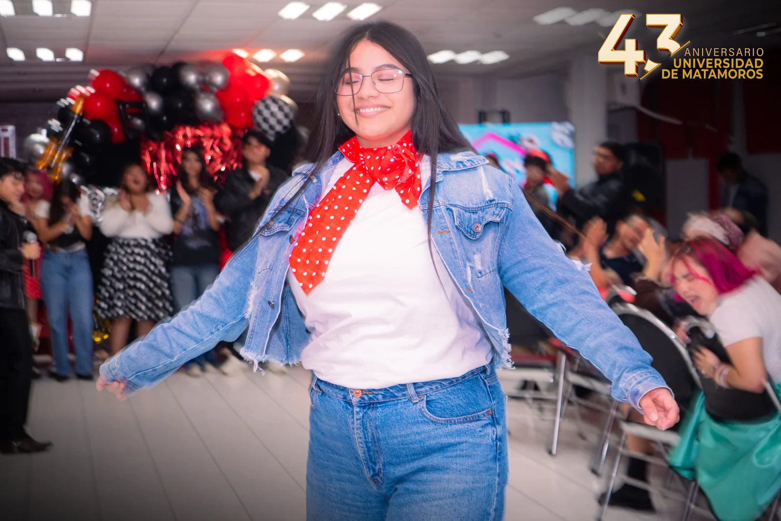 Una estudiante participa en las dinámicas de bienvenida de Ciencias de la Comunicación.