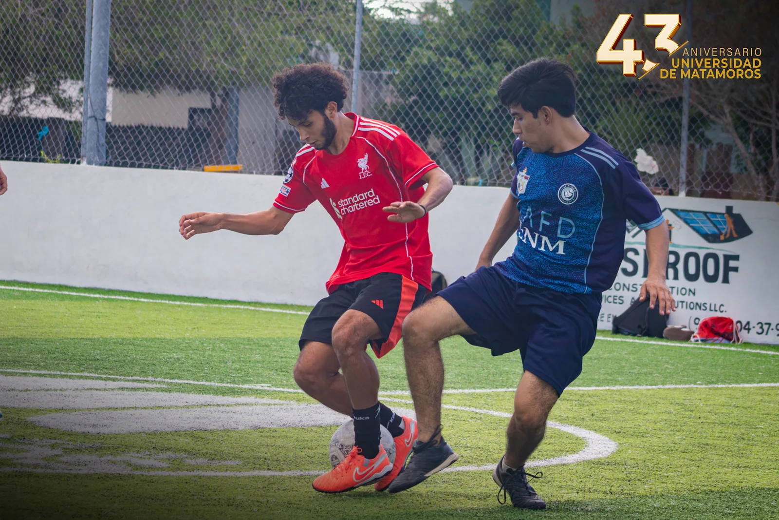 Jugadores disputan el balón durante el primer partido del Deportivo Jaguares UDM en la Liga de Universidades.