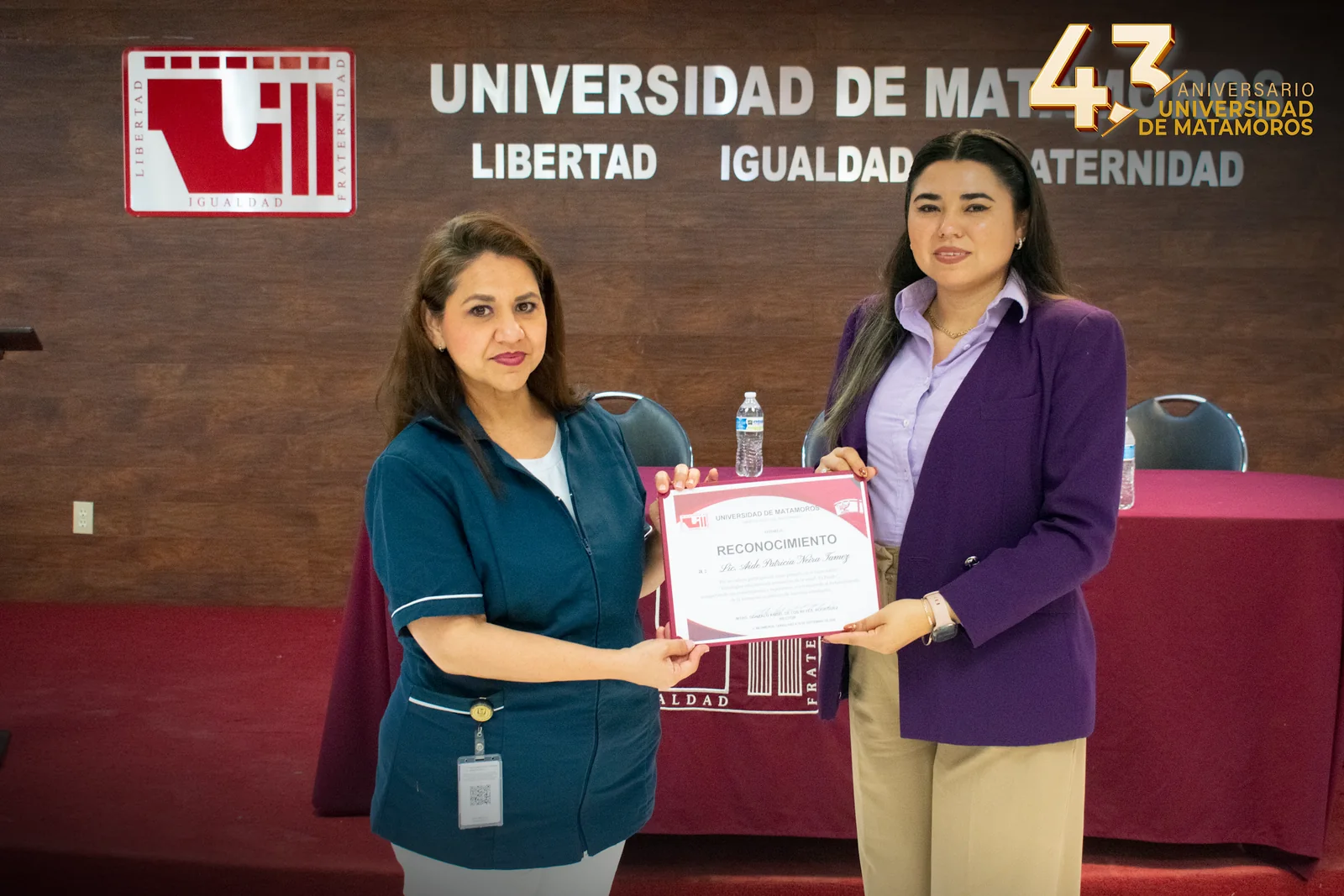 La Lic. Aide Patricia Neira Tamez recibe un reconocimiento por impartir un taller de salud en la UDM.