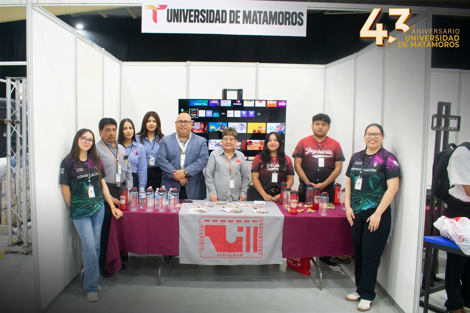 Estudiantes y docentes de la UDM posan con el proyecto Green Life en el foro Agua en la Industria.