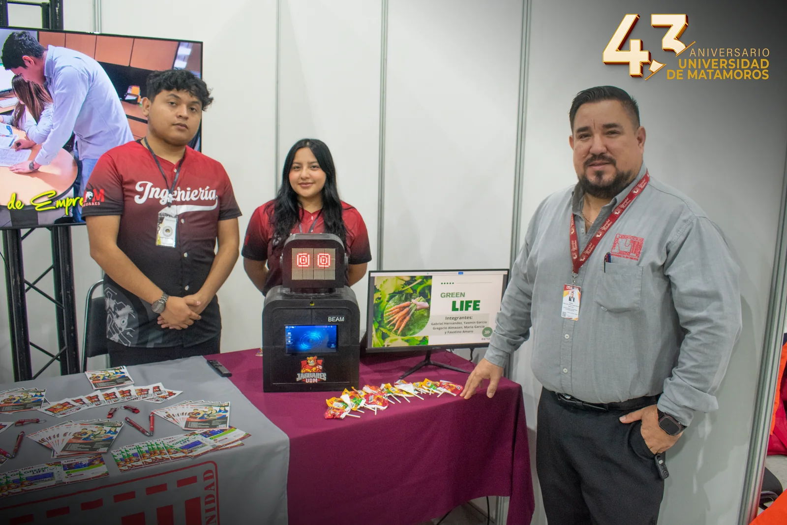 Alumnos y docente muestran el invernadero automatizado Green Life en el módulo de la UDM.